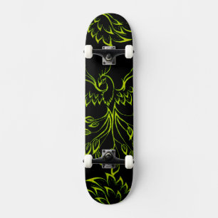 Green Phoenix steigt auf schwarz Skateboard