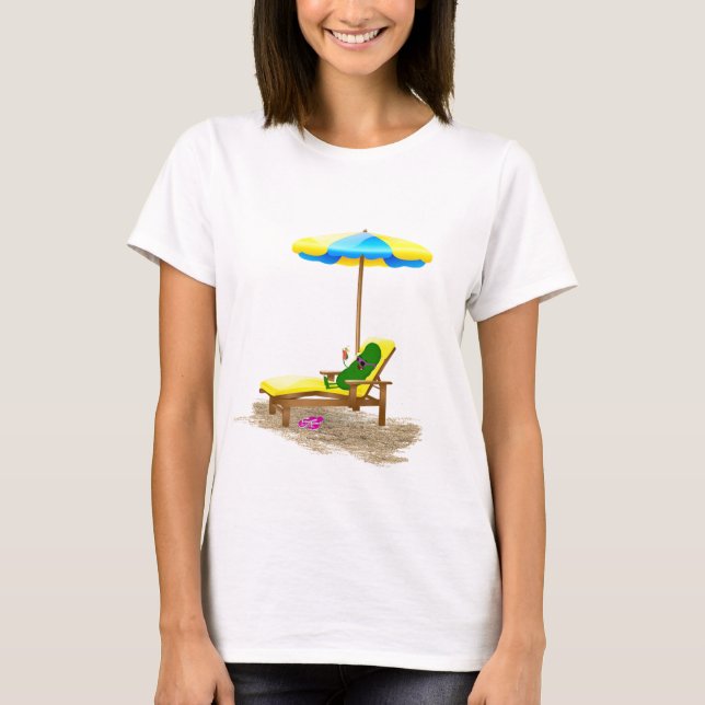 Green Pickle on Beach Chair T-Shirt (Vorderseite)