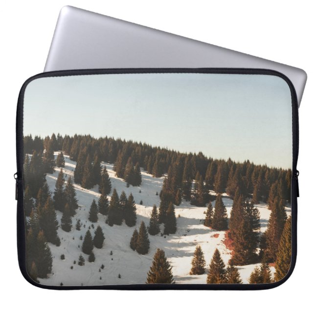 GREEN PINE TREES LAPTOPSCHUTZHÜLLE (Vorderseite)