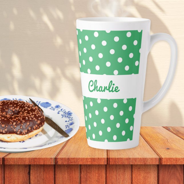 Green Polka Dot Gemustert Retro Personalisierter N Milchtasse (A personalized latte mug in jade green and white with a retro polka dot pattern)