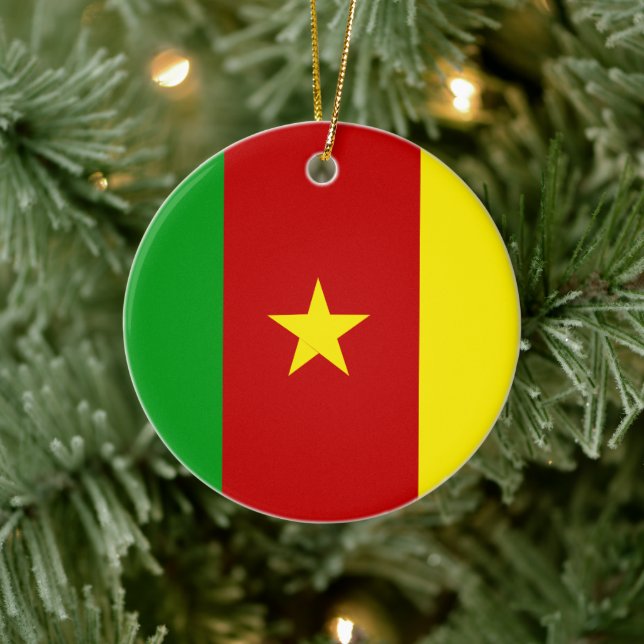 Green Red and Gold Flag von Kamerun mit Star Keramik Ornament (Baum)