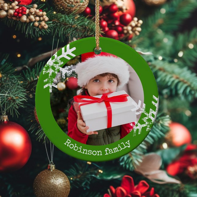 Green Rustic Circle Foto Schneeflocken Keramik Ornament (Rustic snowflake family holiday keepsake photo ornament perfect for gifts to bring joy to others.)
