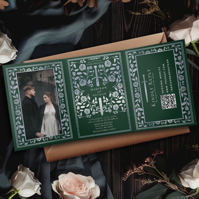 Green Silver Royal Medieval Sword Wedding QR Code Dreifach Gefaltete Einladung (Von Creator hochgeladen)