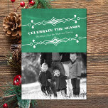 Green Slanted Chalkboard Holiday Foto Flat Card Einladung<br><div class="desc">Elegante und stilvolle Slanted Chalkboard Holiday Foto Flat Card in Grün mit einem Deko-Rahmen und einem trendigen Chalkboard-Look Hintergrund. Diese schicke und trendige Fotokarte lässt sich leicht mit einem charmanten Foto der Familie und individuellen Weihnachtsgrüßen anpassen. Klicken Sie auf "Anpassen", um weitere Personalisierungsoptionen zu erhalten. Fotografie © Storytree Studios, Stanford,...</div>