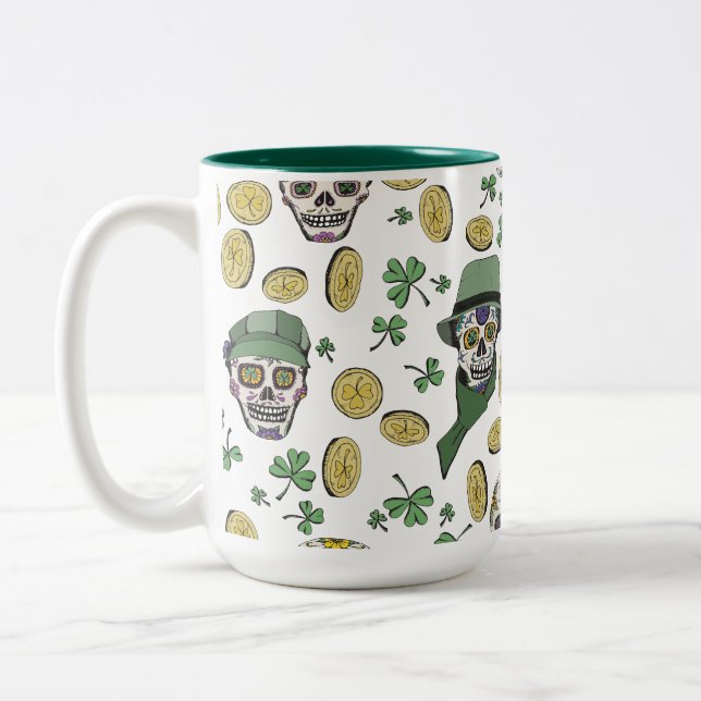 Green St Patrick's Day Irish Sugar Skull Custom Zweifarbige Tasse (Links)