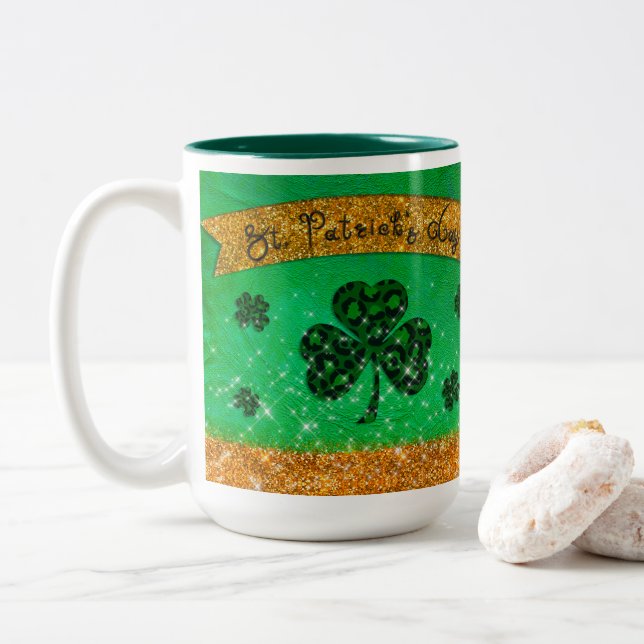 Green St. Patrick's Day mit Kleeblatt und Glitzer Zweifarbige Tasse (Mit Donut)
