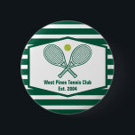 Green Strip Tennis Custom Country Club<br><div class="desc">Dieser elegante,  moderne Country Club-Knopf verfügt über Tennisschläger und einen Ball über Ihrem Tennisteam-Namen und etablierten Termin. Grün-weiß gestreifte Saunen können für Ihre Tennisspieler und Clubmitglieder auf dem Land kühler werden.</div>