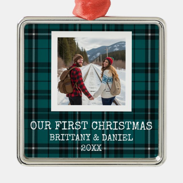 Green Tartan Our First Christmas Ornament Aus Metall (Vorne)