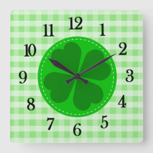Green Tartan Pattern and Clover Lucky Quadratische Wanduhr