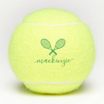 Green Tennis Racquets mit Namen Personalisiert  Tennisbälle<br><div class="desc">Speziell grüne Tennisbälle,  die mit personalisiertem Namen oder mit beliebigem Text in einem femininen gürtlichen und modernen hübschen Drehbuch-Schriftart gedruckt wurden,  sowie zwei gekreuzte Tennisschläger in Monogramm-Design. Jeder weibliche Tennisspieler würde das elegante Aussehen dieser modernen mit Monogramm Übungsbälle als Geschenk schätzen.</div>