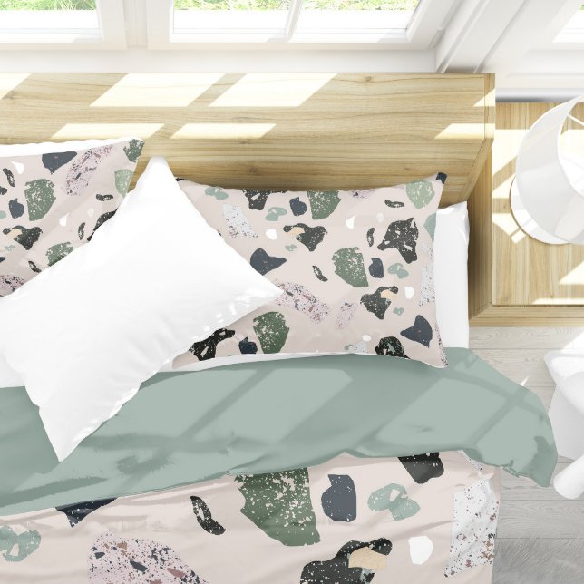 Green Terrazzo Muster Kissenbezug (Green Terrazzo Pillow Case On Bed)