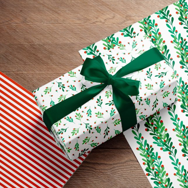 Green Twigs & Red Berries Weihnachtsmuster Geschenkpapier Set (Von Creator hochgeladen)