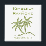Green Twin Palm Trees Tropical Wedding Magnet<br><div class="desc">Ein schlichter und eleganter Hochzeitsmagnet mit zwei grünen Palmen. Die Namen der Braut & Gräuel liegen über der Baumkunst und das Hochzeitstag liegt unter den Bäumen. Dies könnte als Magnet für eine Save the Date Erinnerung oder für ein Hochzeitstag zu Gunsten nützlich sein. Es passt perfekt in jedes Thema der...</div>