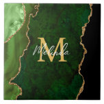 Green und Gold-Marmor Agate Fliese<br><div class="desc">Diese Kachel ist elegant und glamourös mit Marmorhintergrund, geode Edelsteindetails und Imitaten goldenen Glitzer Akzente. Das Monogramm kombiniert handgeschriebene Skripte mit modernen serifenlosen Schriftart für ein elegantes und raffiniertes Aussehen. Dies wird das ideale Geschenk, da es mit einem Namen und Initial angepasst werden kann. Die tiefen, grünen Farbtöne machen es...</div>