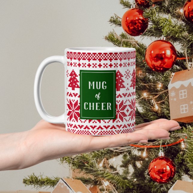 Green und Red Strick Sweater Tasse der Weihnachtsf (Christmas mug that reads "mug of cheer" with text on a green rectangle over a red and white pattern)