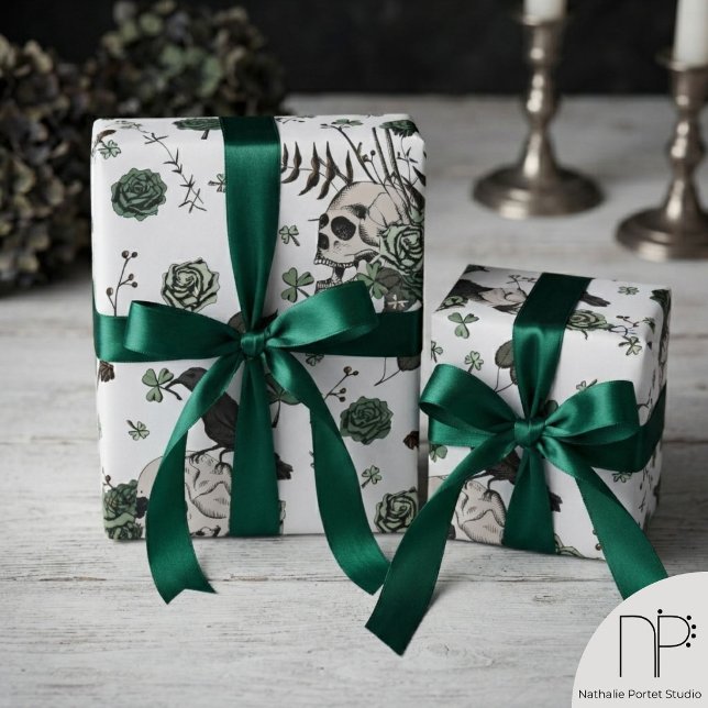 Green und White Skull Pattern St Patricks Day Goth Geschenkpapier (Hand-drawn green and white skull clover St Patricks Day wrapping paper for alternative edgy gifts.)
