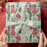Green Western Howdy Christmas Cowgirl Geschenkpapier<br><div class="desc">Dieses lustige und festliche Western Howdy Weihnachts-Cowgirl Packpapier zeigt handgezeichnet Illustrationen von Xmas Cowgirl Stiefel, Hüte, Fingern, Kakteen, heiligen Beeren und Sternen. Alles vor einem eleganten, sanften grünen Hintergrund.</div>