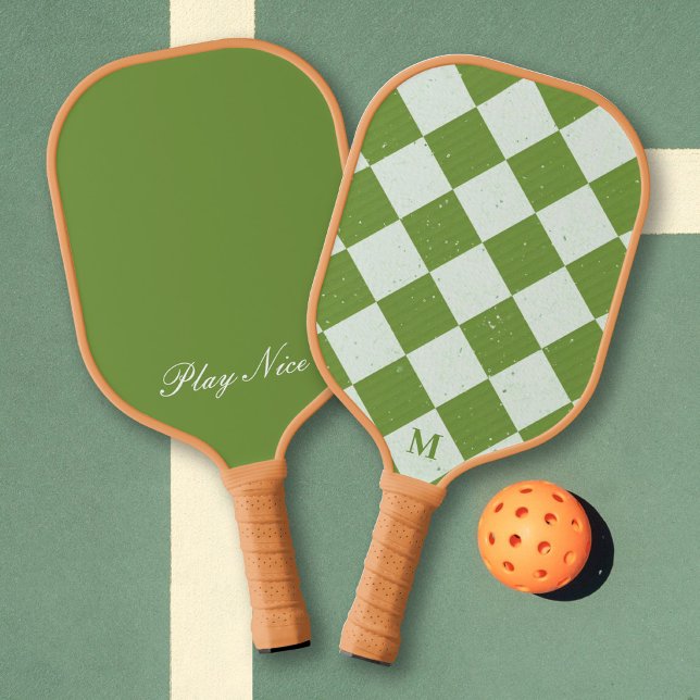 Green White Checkered Pattern Monogram Play Nice Pickleball Schläger (Von Creator hochgeladen)