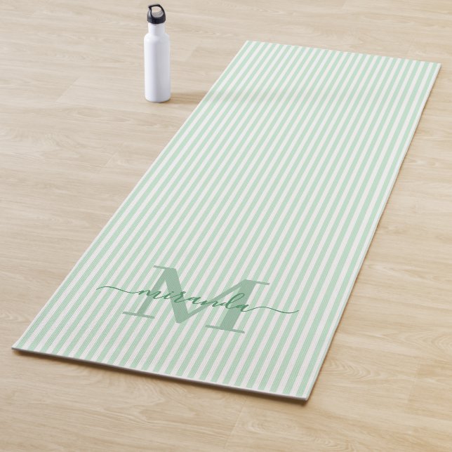 Green & White Stripes Monogram Name Yogamatte (Beispiel)