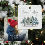 Green Winter Pine Trees Foto Personalisiert Keramikornament<br><div class="desc">Dieses Design besticht durch ein elegantes Weihnachtsschmuck,  ein modernes Pinselskript,  klassische Vegetation,  Winterkiefern,  einen Waldwald,  botanisches Laub,  ein Grün- und Weißmotiv und eine handgeschriebene Kalligraphie.</div>