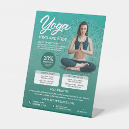 Green Yoga Class, Yoga Instructor, Yoga Lehrer Sockelschild