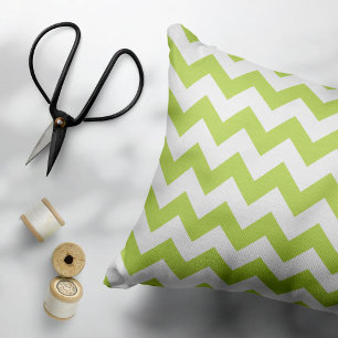 Green Zigzag, grün Zickzack, geometrisches Muster Kissenbezug