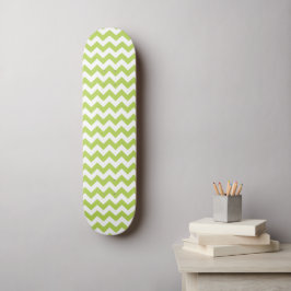 Green Zigzag, grün Zickzack, geometrisches Muster Skateboard