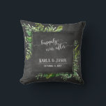 Greenery Bouquet glücklich je nach Chalkboard Kissen<br><div class="desc">Über einen strukturierten Chalkboard-Hintergrund habe ich einen unordentlichen künstlerischen Strauß mit Aquarellsprays hinzugefügt. Das Zentrum war von einem kleinen, schattigen Platz bedeckt, der ein perfekter Rahmen für die persönlichen Details des glücklichen Paares ist. Die Platzhalter für die Vorlage wurden für Namen und Datum Set, die nach Belieben geändert werden können....</div>