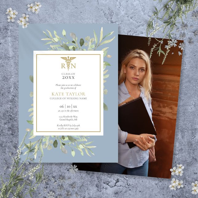 Greenery Dusty Blue RN Nursing Abschluss Foto Einladung (Greenery Dusty Blue RN Nursing Graduation Photo Invitation)