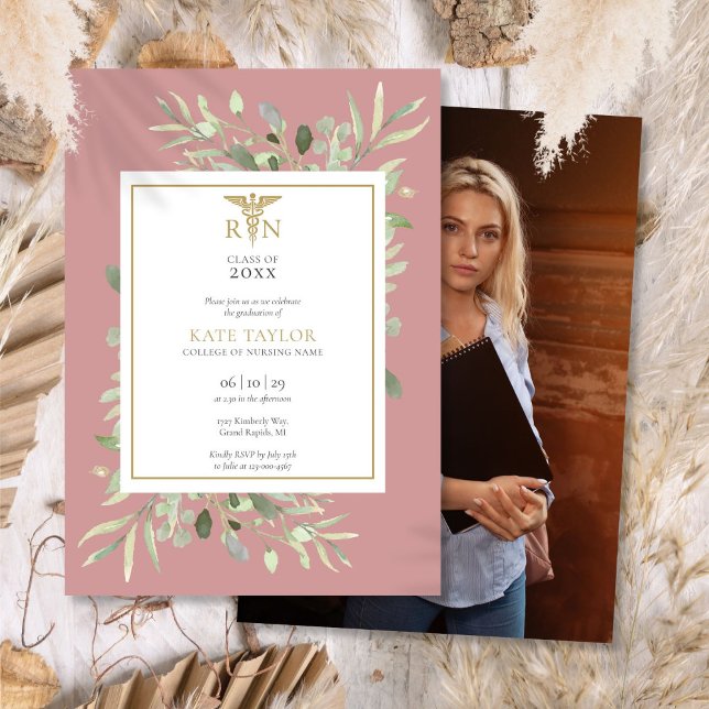 Greenery Dusty Rose RN Nursing Abschluss Foto Einladung (Greenery Dusty Rose RN Nursing Graduation Photo Invitation)