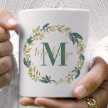 Greenery Gold Floral Wreath Custom Monogram Kaffeetasse<br><div class="desc">Elegante Natur inspirierte individuelle Kaffee-Tasse-Design bietet einen wunderschönen grünen Kranz mit neutralem Grün,  Gold und cremefarbenen Blättern und Blume. Personalisieren Sie das Programm mit dem Namen und dem Initial des Monogramms. Macht ein großartiges Geschenk für Ihre Brautmädchen und andere Mitglieder Ihres Brautparty.</div>