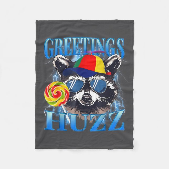 Greetings Huzz Raccoon Meme Chaos Humor Vibes  Fleecedecke (Vorderseite)