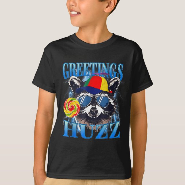 Greetings Huzz Raccoon Meme Chaos Humor Vibes  T-Shirt (Vorderseite)