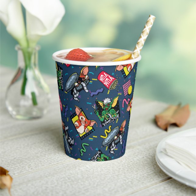 Gremlins™ 80er Retrowave-Muster Pappbecher (In Situ)