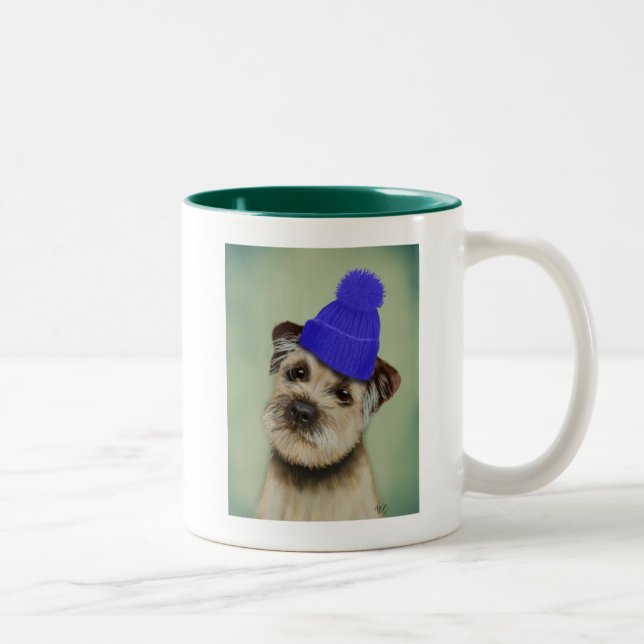 Grenzer Terrier mit blauem Bobble Hat Zweifarbige Tasse (Rechts)