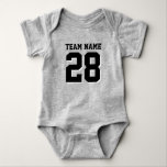 Grey and Black Football Jersey Sports Baby Romper Strampler<br><div class="desc">Niedlicher Bodysuit für Kleinkinder. Mama und Liebe Sport. Es ist nur natürlich, dass das Baby auch sollte. Niedlicher Babybodyanzug in silbergrau und schwarz. Sie können den Namen und die Spielernummer auf der Vorder- und Rückseite des Trikots anpassen. Nicht nur für Fußballfans. Jeder Sportfans wird dieses Design schätzen. Baseball, Basketball, Fußball,...</div>
