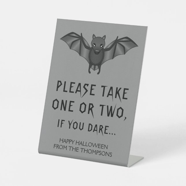 Grey Cartoon Bat Halloween Bitte nehmen Sie eine S Sockelschild (Vorderseite)