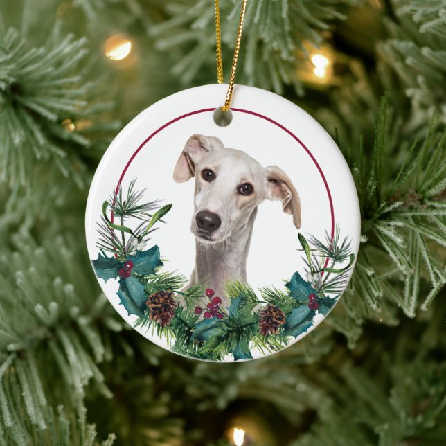 Greyhound Dog Evergreen Berry Wreath Keramik Ornament (Baum)