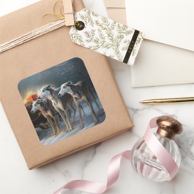 Greyhound Snowy Sleigh Weihnachtsdekor Quadratischer Aufkleber (Schenken)