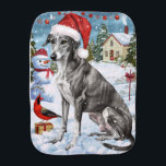 Greyhound Winter Wonderland Christmas Joy Baby Spucktuch<br><div class="desc">Dieses festliche Design spiegelt den fröhlichen Geist der Urlaubssaison wider und besticht durch ein hübsches Jungtier mit einer Weihnachtsmannmütze. Der Hund ist eingebettet in ein winterliches Wunderland, mit einem Schneemann, einem dekorierten Weihnachtsbaum und wunderschön verpackten Geschenken. Schneeflocken fallen sanft ab und geben der Szene eine magische Touch, während die lebhaften...</div>
