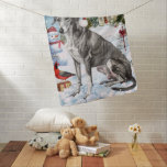 Greyhound Winter Wonderland Christmas Joy Babydecke<br><div class="desc">Dieses festliche Design spiegelt den fröhlichen Geist der Urlaubssaison wider und besticht durch ein hübsches Jungtier mit einer Weihnachtsmannmütze. Der Hund ist eingebettet in ein winterliches Wunderland, mit einem Schneemann, einem dekorierten Weihnachtsbaum und wunderschön verpackten Geschenken. Schneeflocken fallen sanft ab und geben der Szene eine magische Touch, während die lebhaften...</div>