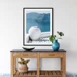 Griechenland Landschaft Santorin und Vase Poster<br><div class="desc">Griechenland Santorini Landschaft und Vase Poster. Dieses wunderschöne blau-weiße Strandposter ist ideal,  um eine sommerliche Wohngestaltung in Ihrem Zuhause oder Büro zu schaffen.</div>
