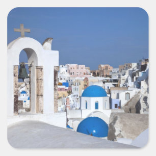 Griechenland, Santorin. Glockenturm und blaue Kupp Quadratischer Aufkleber