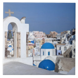 Griechenland, Santorini. Glockenturm und blaue Kup Fliese