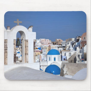 Griechenland, Santorini. Glockenturm und blaue Kup Mousepad