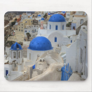 Griechenland, Santorini. Glockenturm und blaue Kup Mousepad