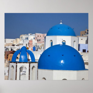Griechenland, Santorini. Glockenturm und blaue Kup Poster