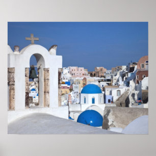 Griechenland, Santorini. Glockenturm und blaue Kup Poster