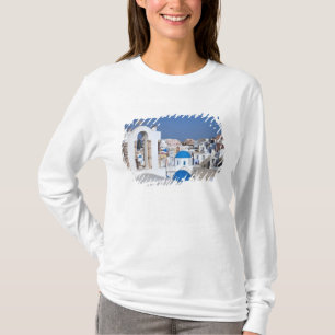 Griechenland, Santorini. Glockenturm und blaue Kup T-Shirt