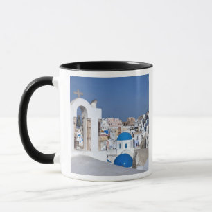 Griechenland, Santorini. Glockenturm und blaue Kup Tasse